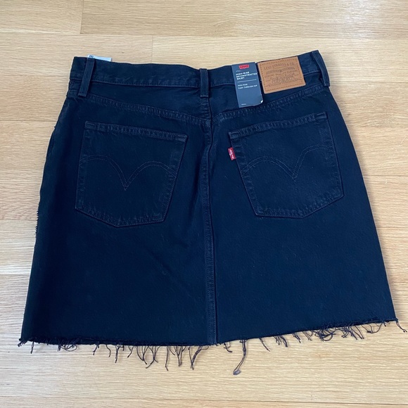 Levi’s Black Denim Mini Skirt - Size 30 - Picture 2 of 6